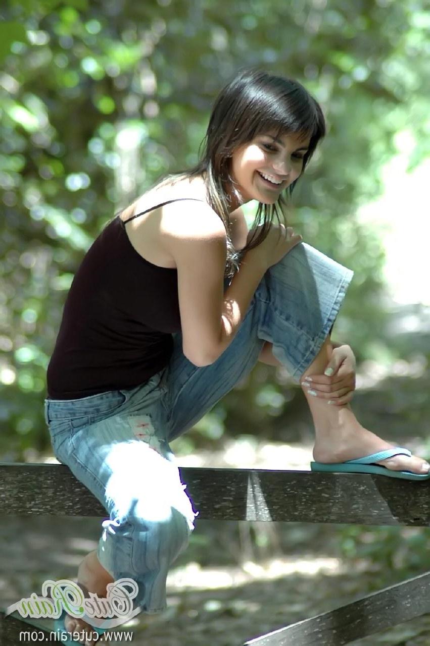 15P Pictures of Cute Rain exposing her tits outside