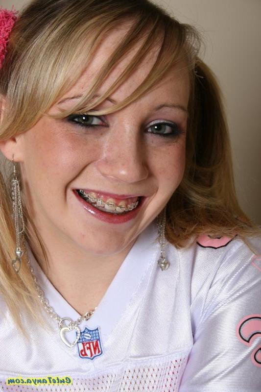 20P Pictures of Cute Tanya showing you her round ass