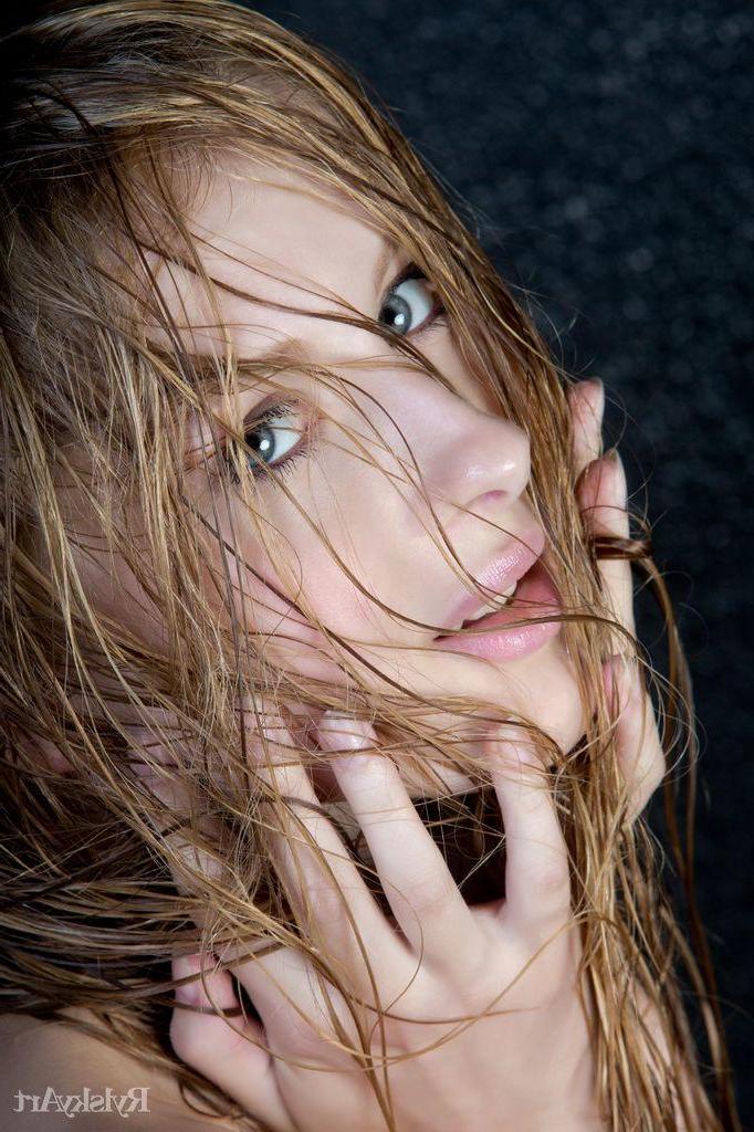 16P Blonde hottie Daisy Gold gets naked and wet for you