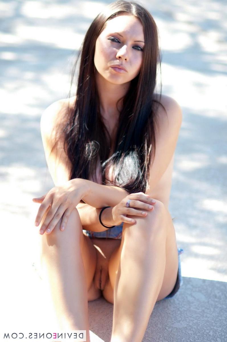 20P Pictures of Darla showing her pussy and feet outside