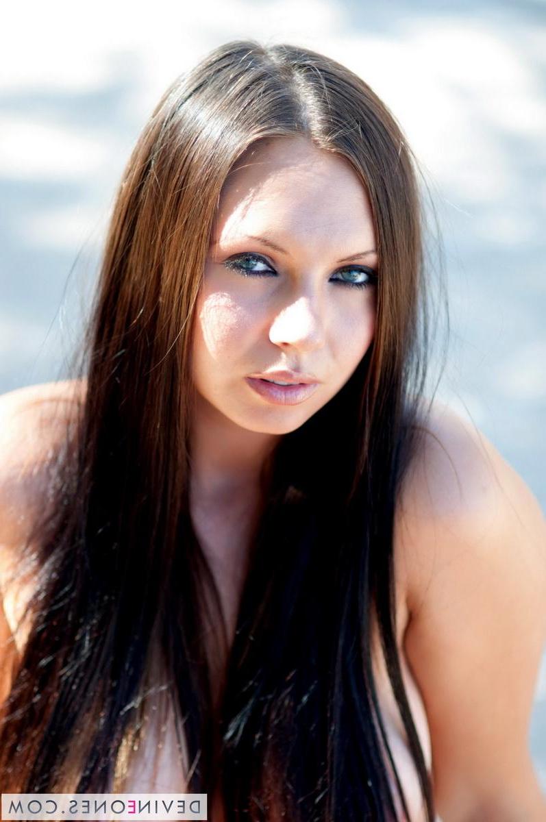 20P Pictures of Darla showing her pussy and feet outside