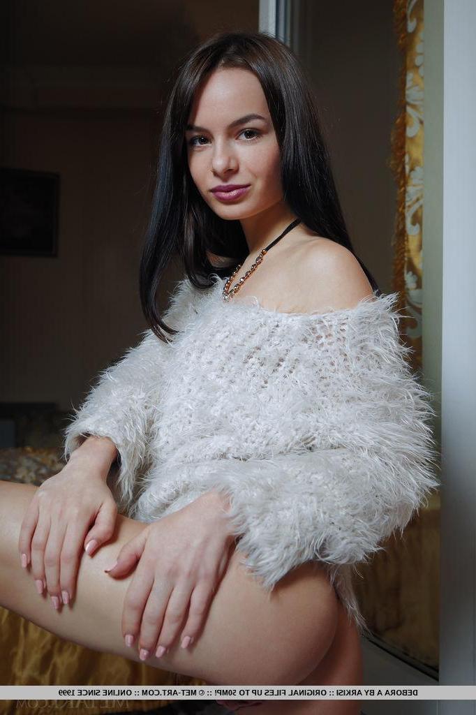 18P Brunette babe Debora A gives you her hot nude body in "Meaza"