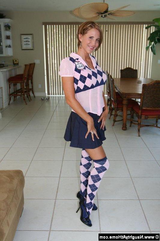 20P Pictures of porn amateur Desirae Spencer dressed for kinky sex