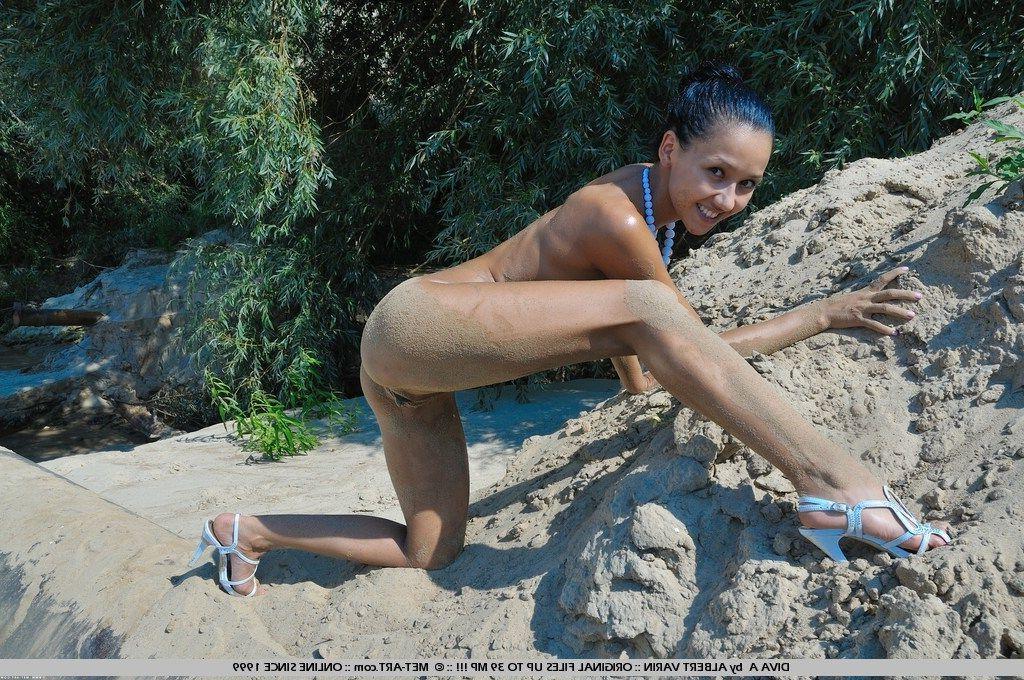 18P Pictures of Diva A showing her hot fuckable body