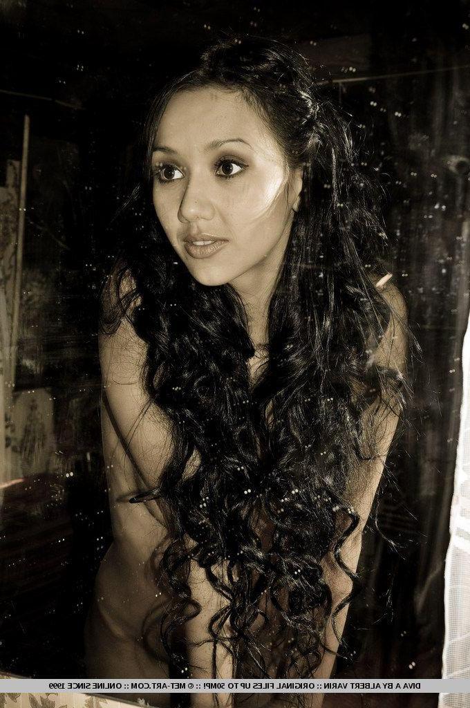 18P Pictures of Diva A naked and horny for you