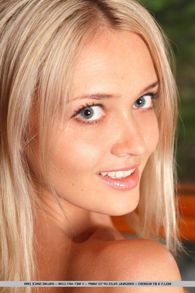 18P Blonde hottie Eleonora strips completely naked and offers you her tight body