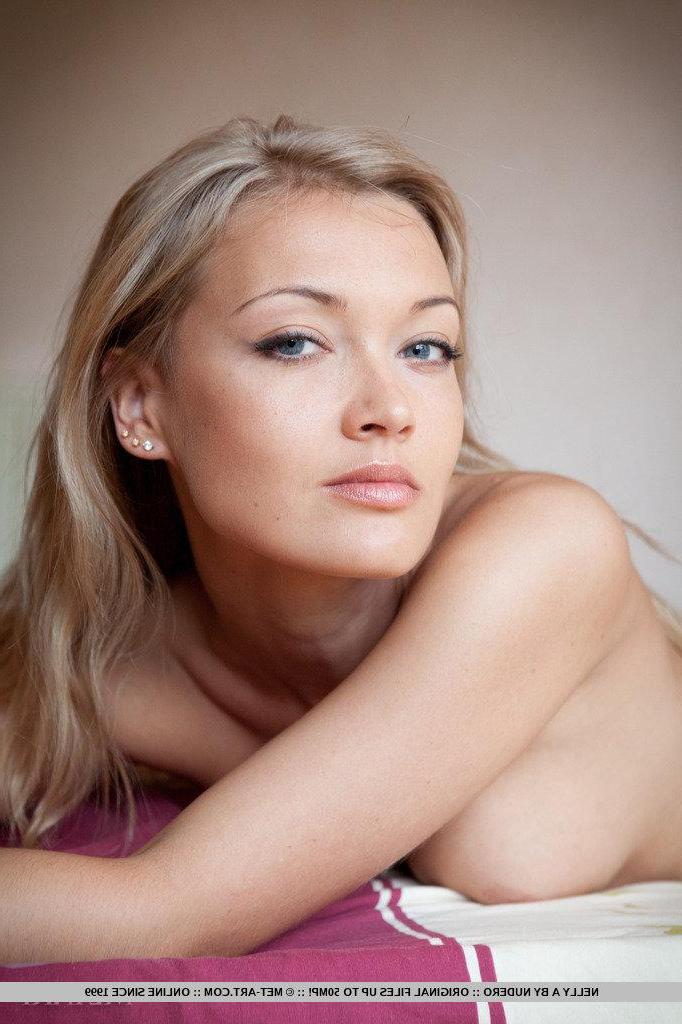 18P Pictures of blonde girl Nelly A completely naked and waiting for you in bed