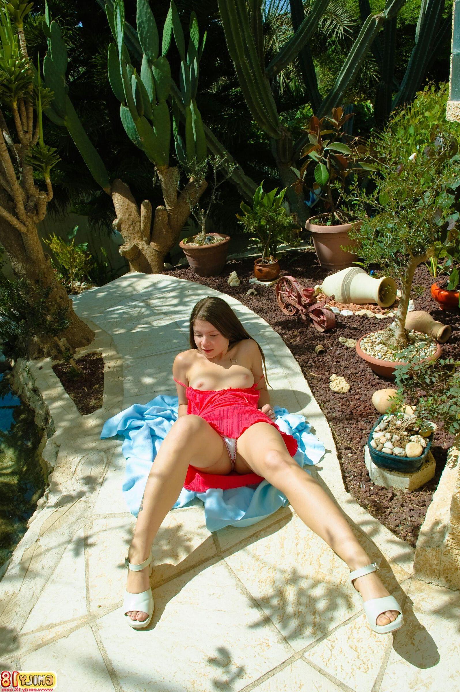 15P Pictures of Emily 18 getting kinky by the pool