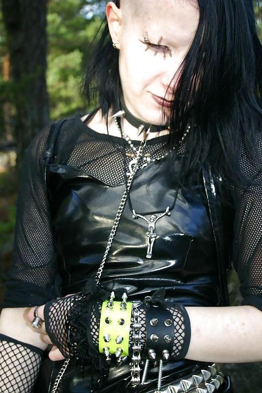 15P Horny Leather Gothic Bitch 001