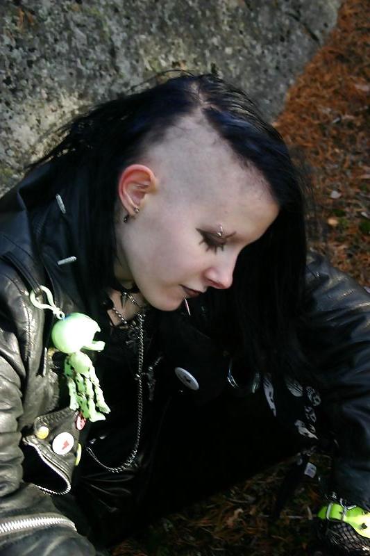 15P Horny Leather Gothic Bitch 001