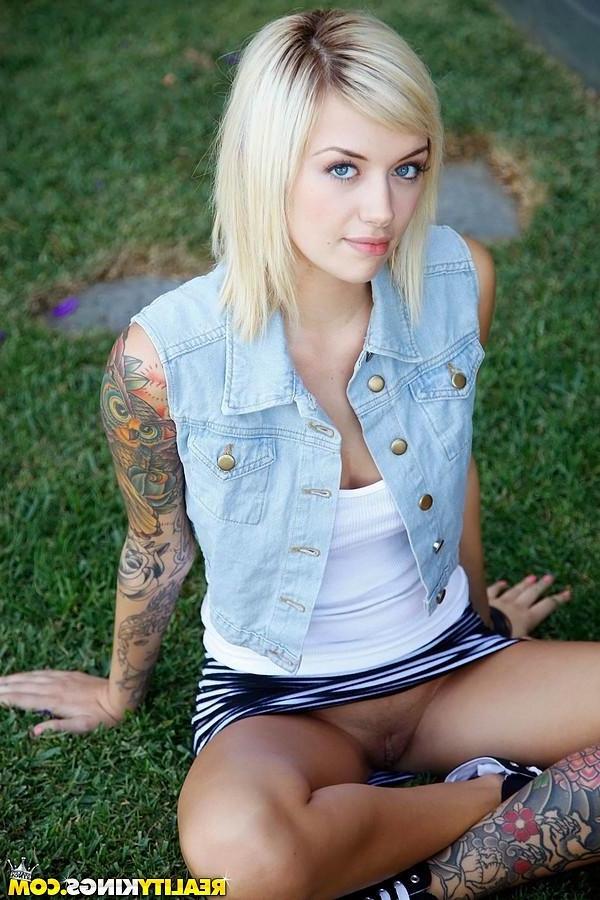 12P Pictures of Emma Mae getting her pussy licked by two hot girls