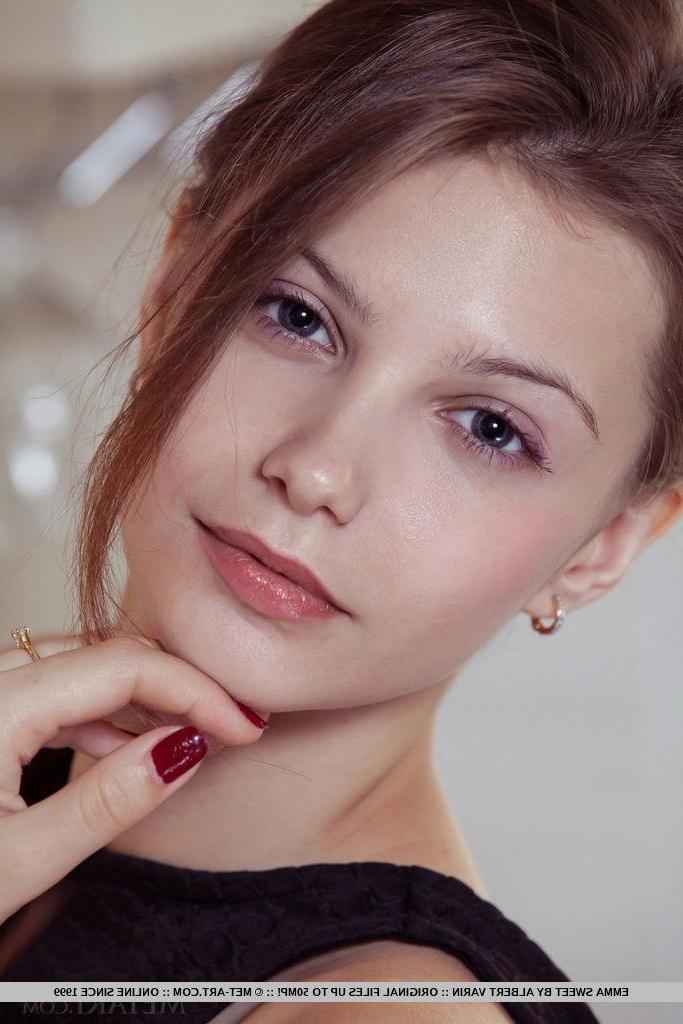 18P Hot teen Emma Sweet gets naked and poses for you on the floor