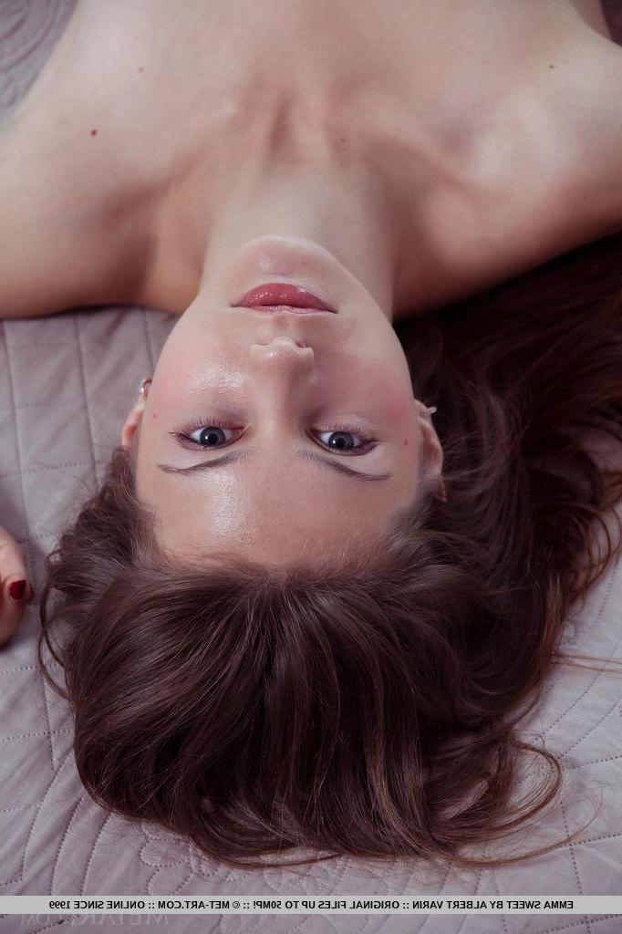 18P Beautiful girl Emma Sweet gets naked and waits for you in bed