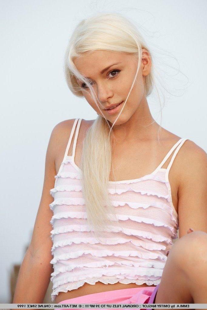 18P Pictures of Emmi A showing her pussy outside
