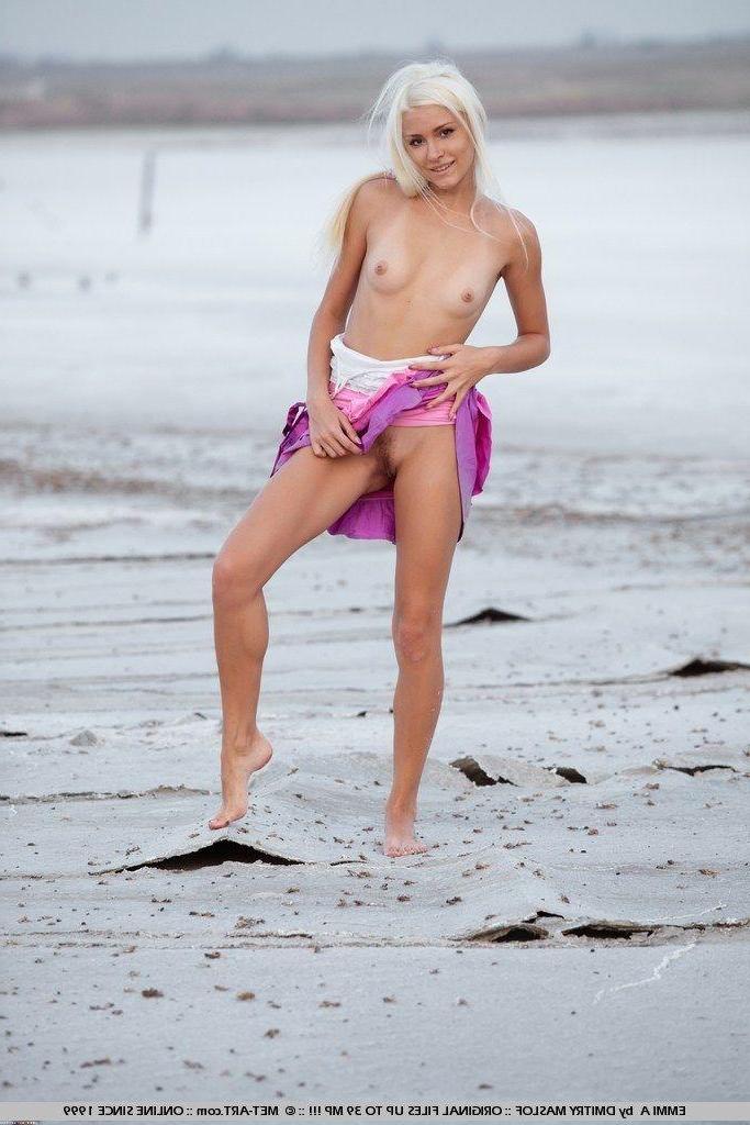 18P Pictures of Emmi A showing her pussy outside