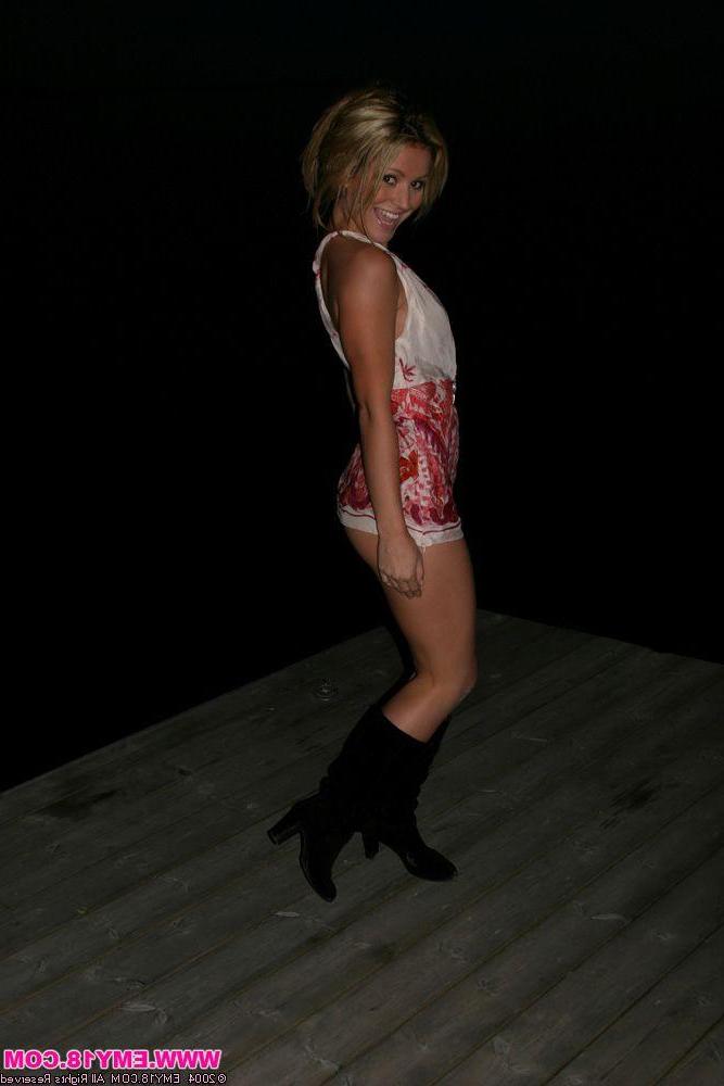 15P Pictures of Emy 18 flaunting her cute ass
