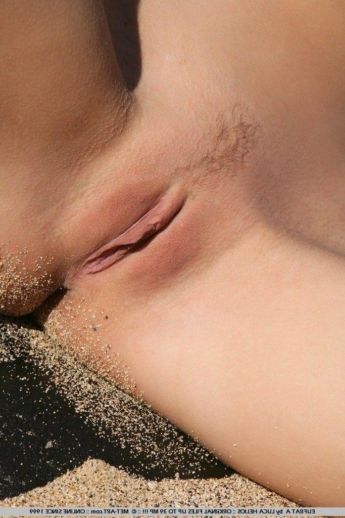 18P Pictures of teen babe Eufrat A naked and spreading for you on a beach