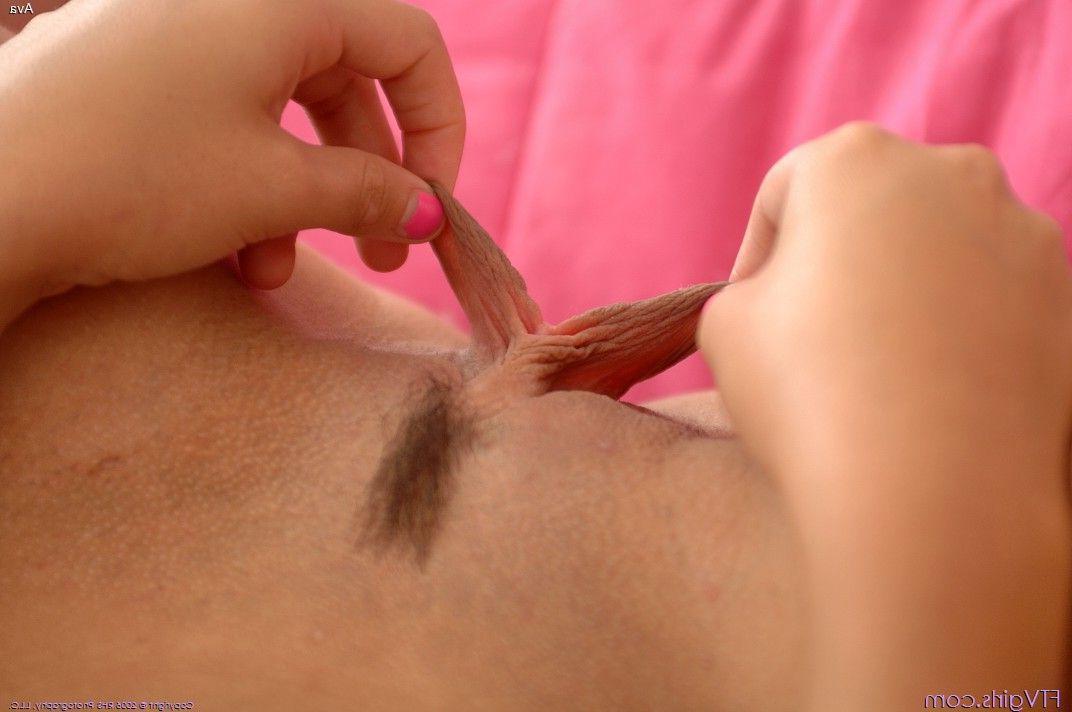 20P Pictures of Ava playing with her juicy pussy
