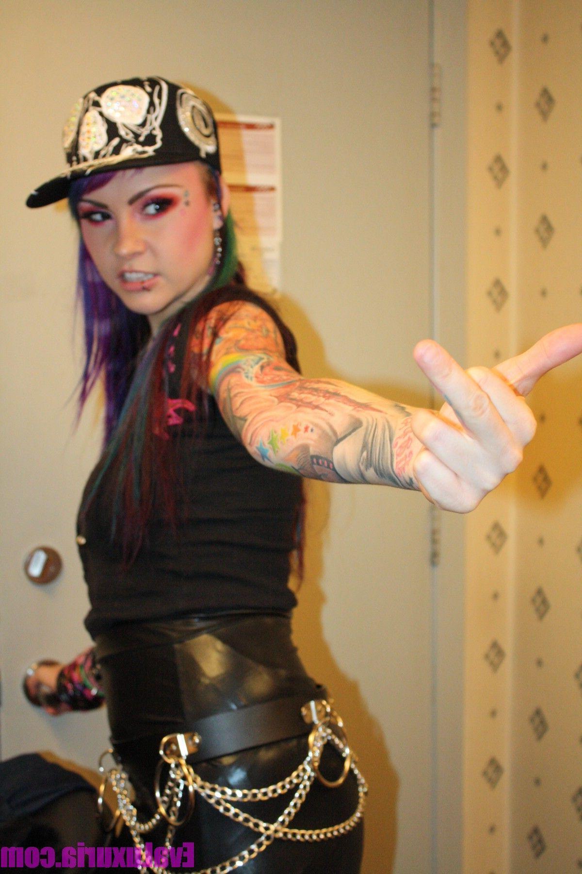 16P Pictures of Eva Luxuria and her bitch force-feeding each other a dildo