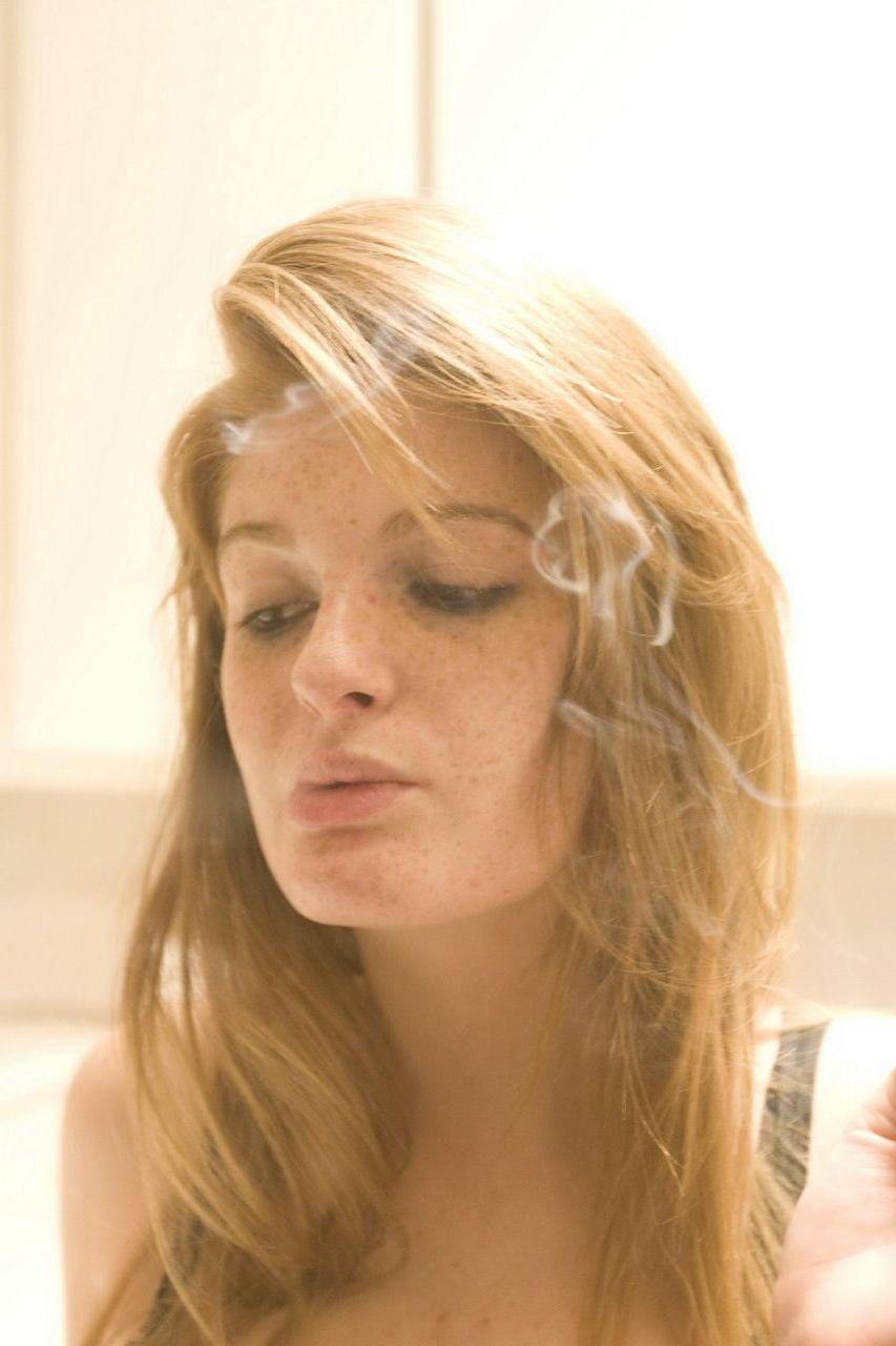 15P Pictures of Faye Reagan smoking and hanging out