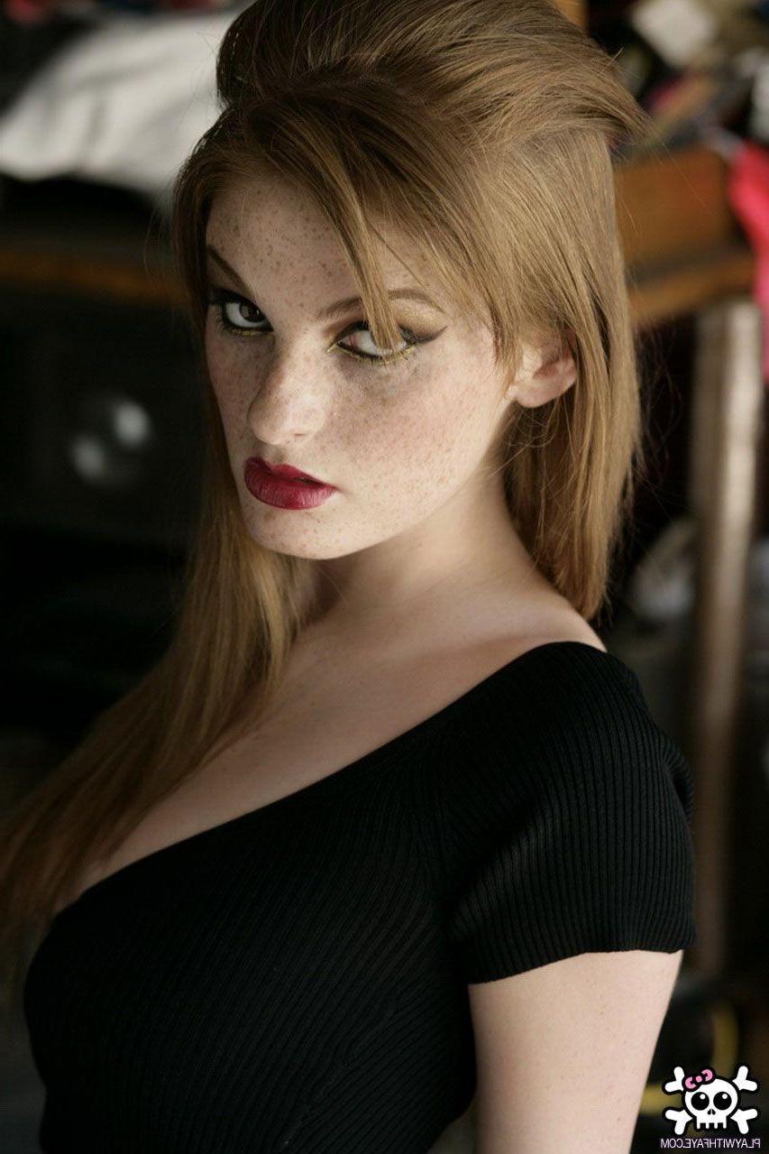 15P Pictures of Faye Reagan smoking and playing with her pussy