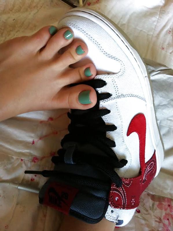 25P Lovely Feet