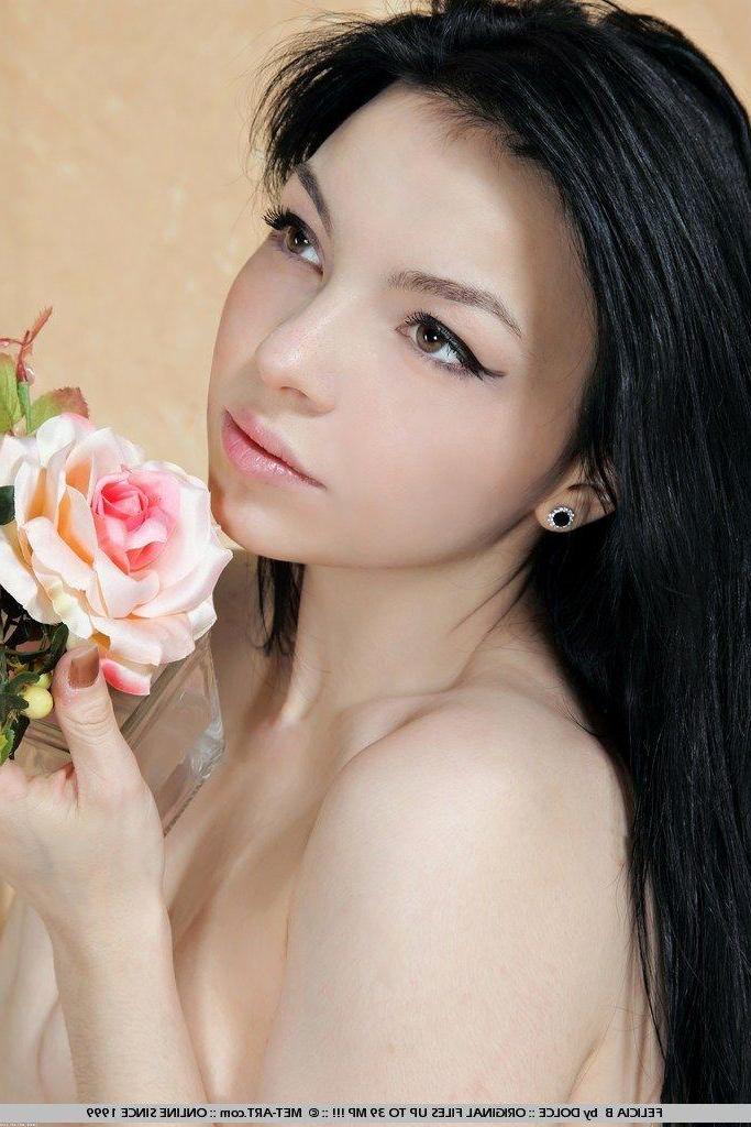 18P Pictures of Felicia B showing her hot body