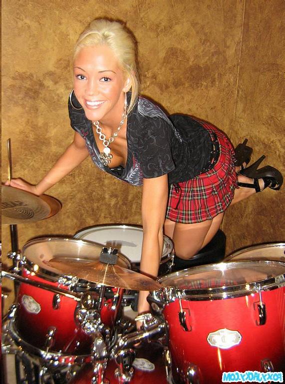 20P Pictures of Foxy Jacky getting kinky with the drums