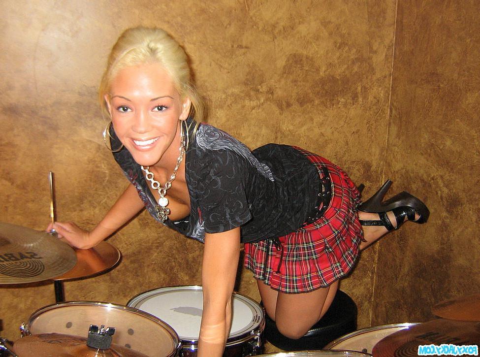 20P Pictures of Foxy Jacky getting kinky with the drums