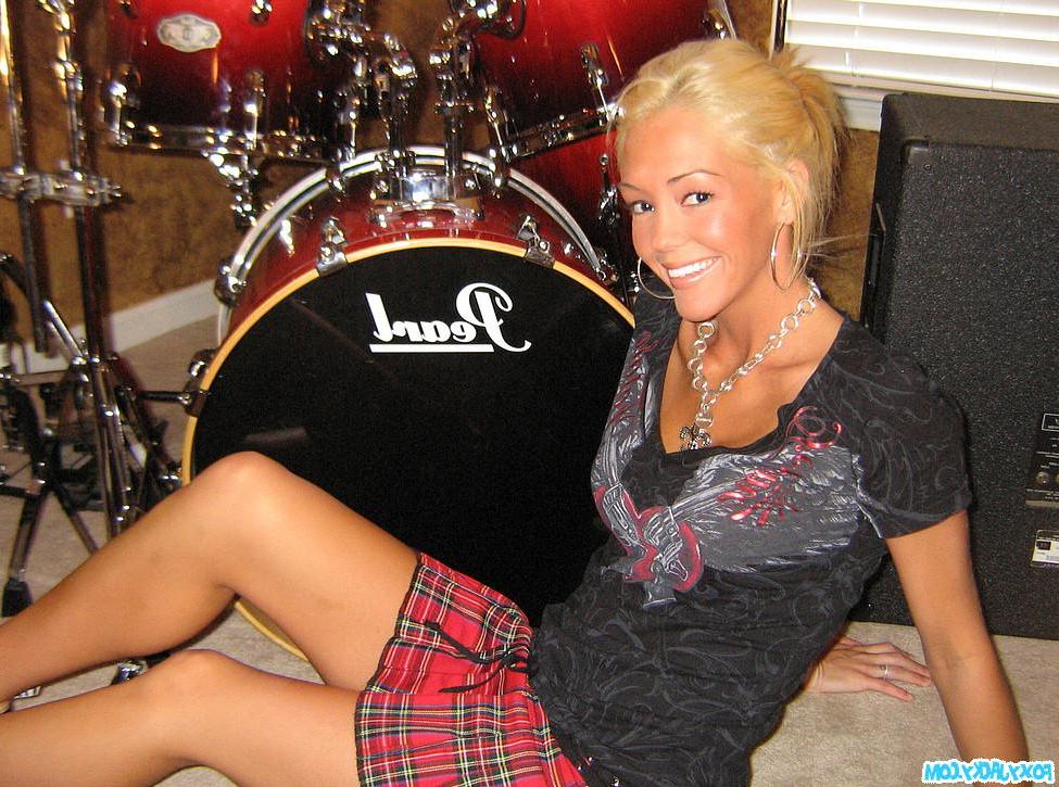 20P Pictures of Foxy Jacky getting kinky with the drums
