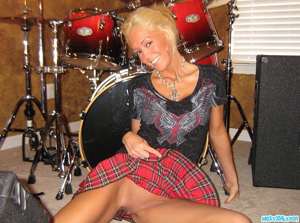 20P Pictures of Foxy Jacky getting kinky with the drums