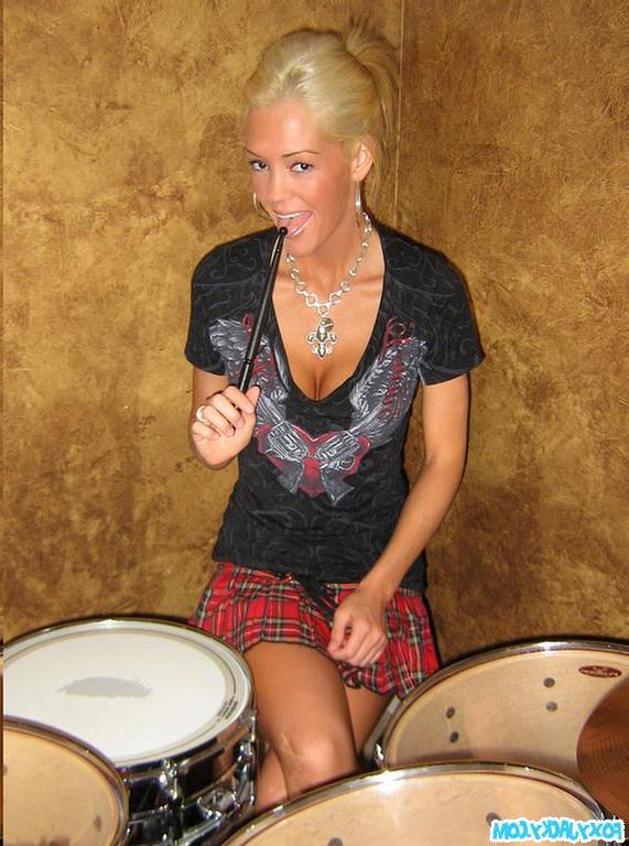 20P Pictures of Foxy Jacky getting kinky with the drums