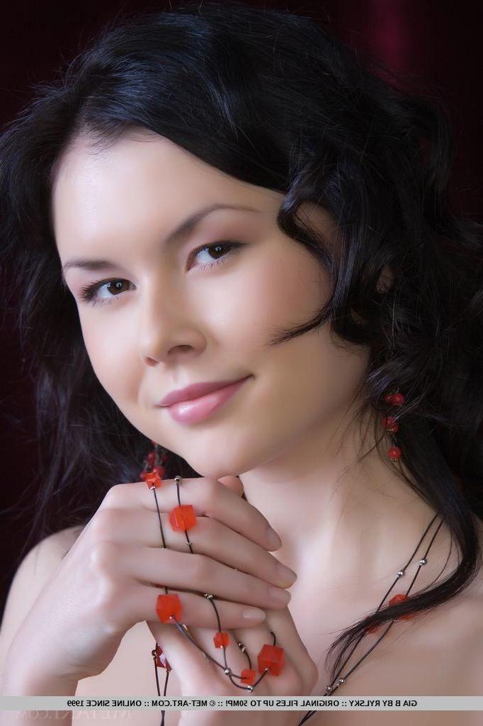18P Gia B sensually teases off her sexy red panties