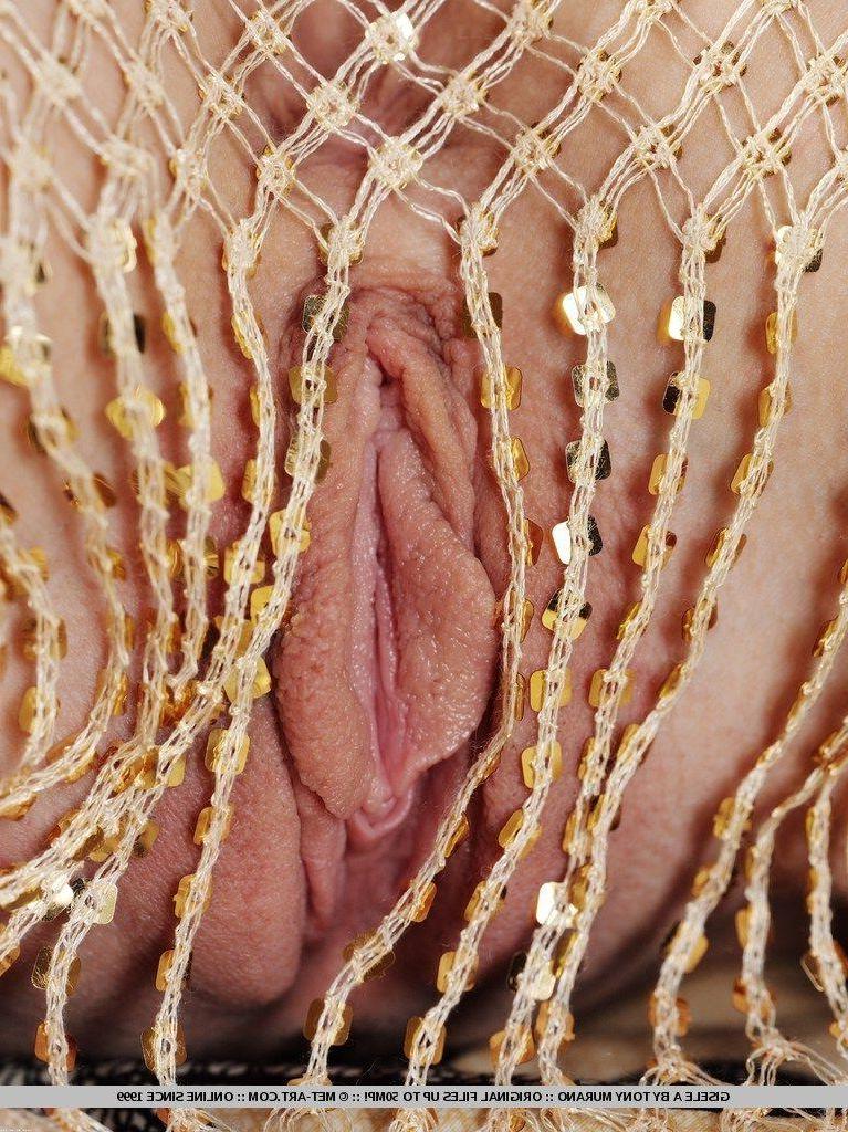 18P Pictures of Gisele A naked and spreading for your cock