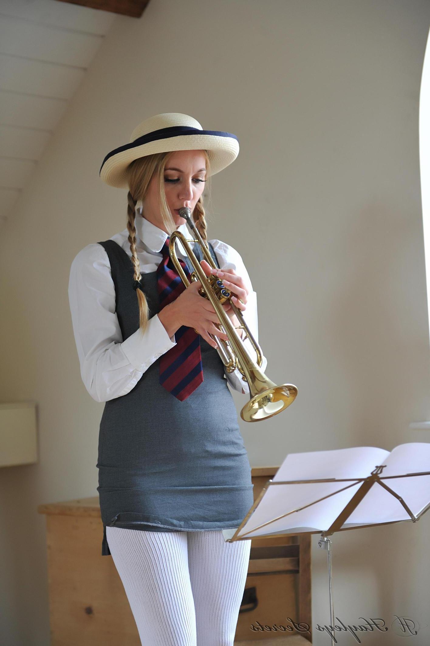 12P Pictures of Hayley getting turned on during her music lesson