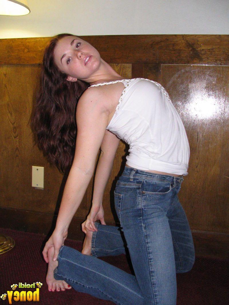 20P Pictures of teen babe Heidi in jeans and bare feet