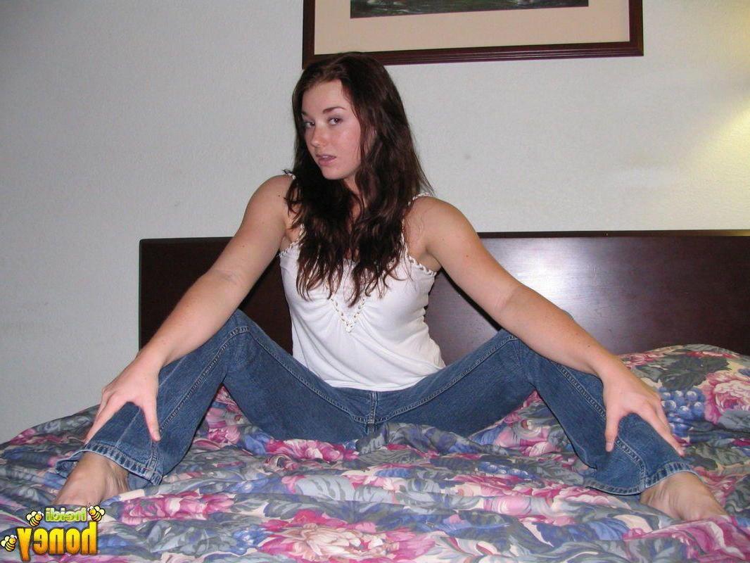 20P Pictures of teen babe Heidi in jeans and bare feet