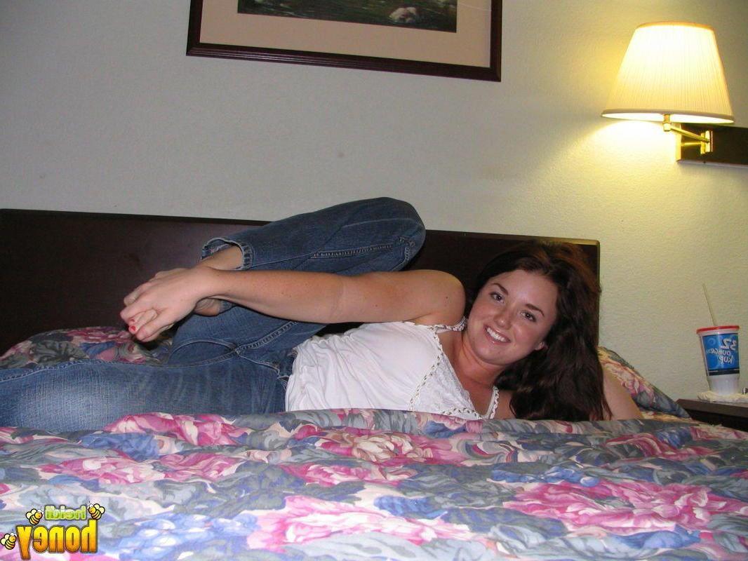 20P Pictures of teen babe Heidi in jeans and bare feet
