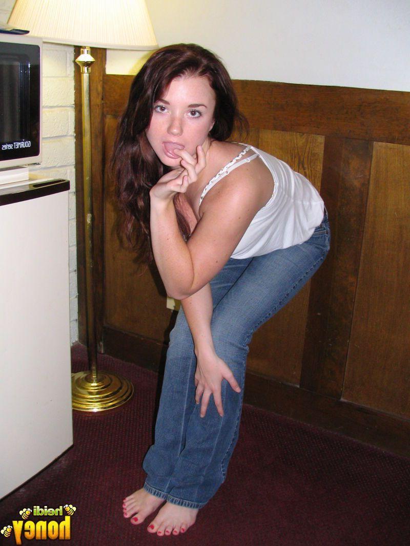 20P Pictures of teen babe Heidi in jeans and bare feet