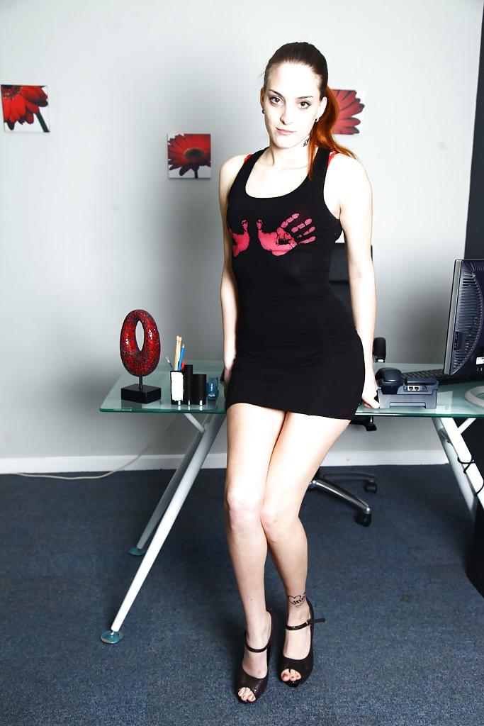 16P Office babe Lien Parker shows off her awesome juicy back and tight puss