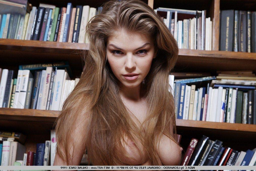 18P Bilder von Inga C nackt in der Bibliothek