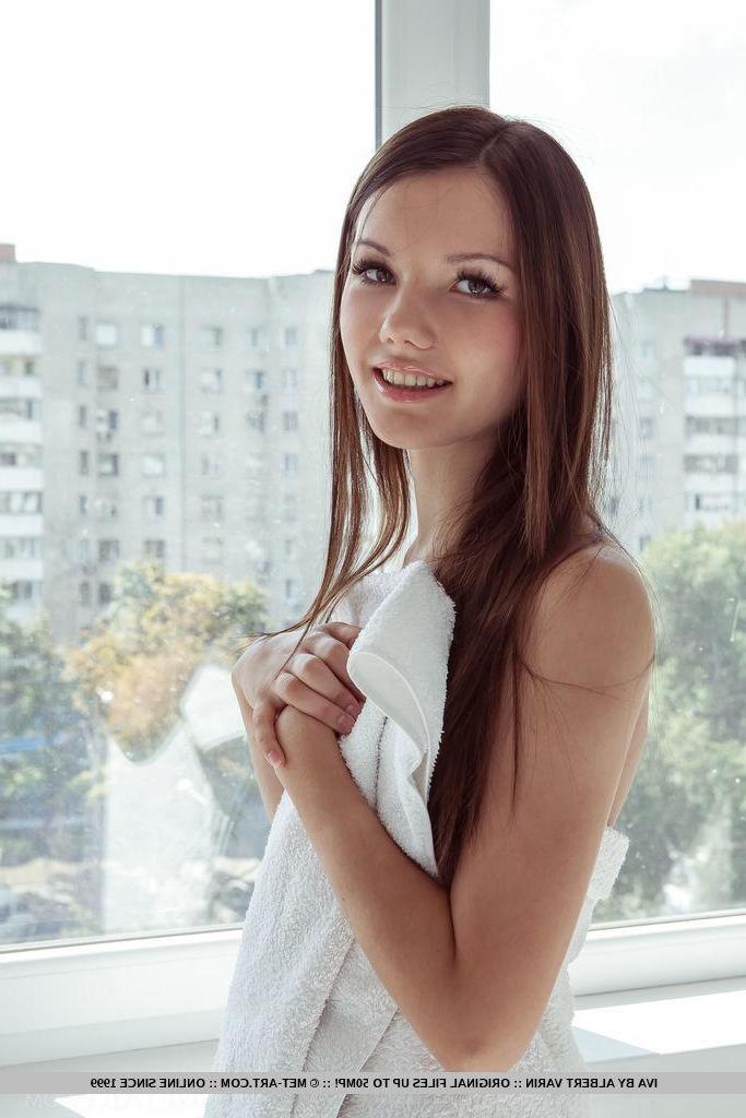 18P Gorgeous girl Iva gets naked and spreads her long legs for you in "Ipheri"