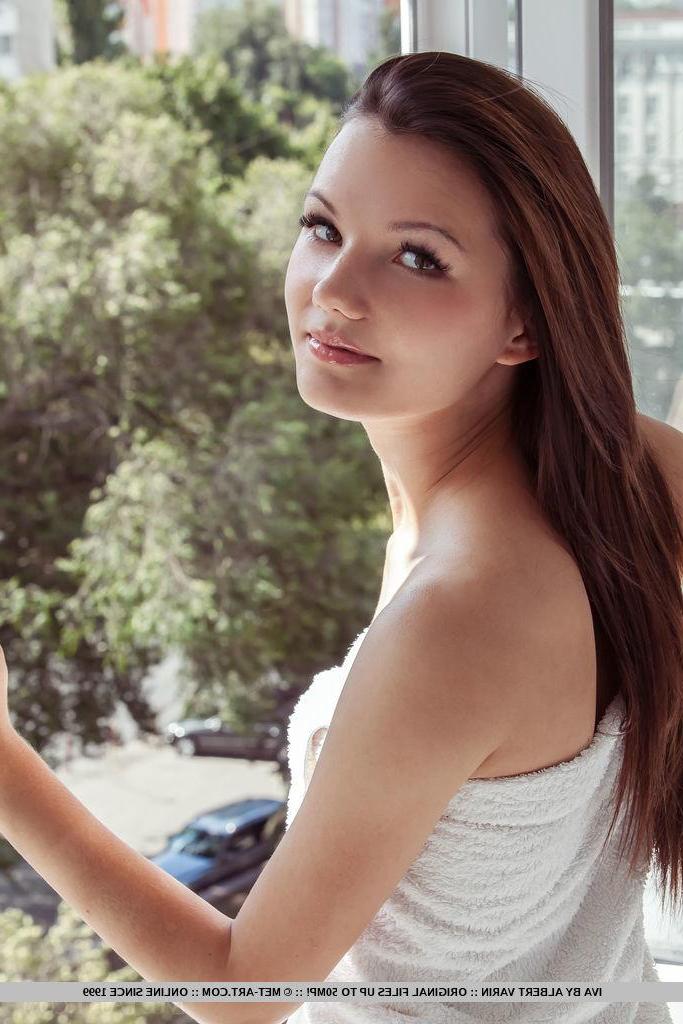 18P Gorgeous girl Iva gets naked and spreads her long legs for you in "Ipheri"