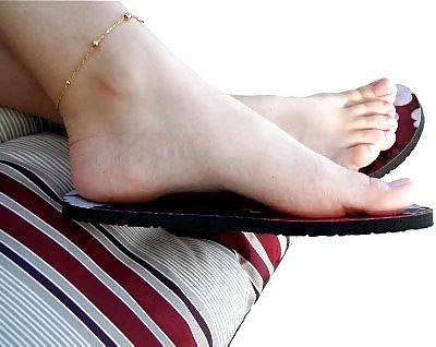 25P Mature Feet Show
