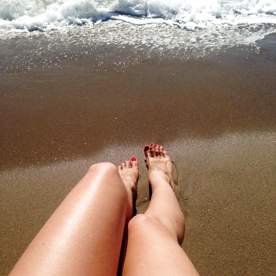 25P Mature Feet Show