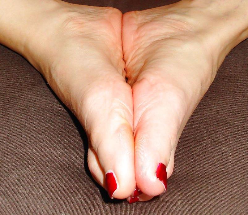 25P Mature Feet Show