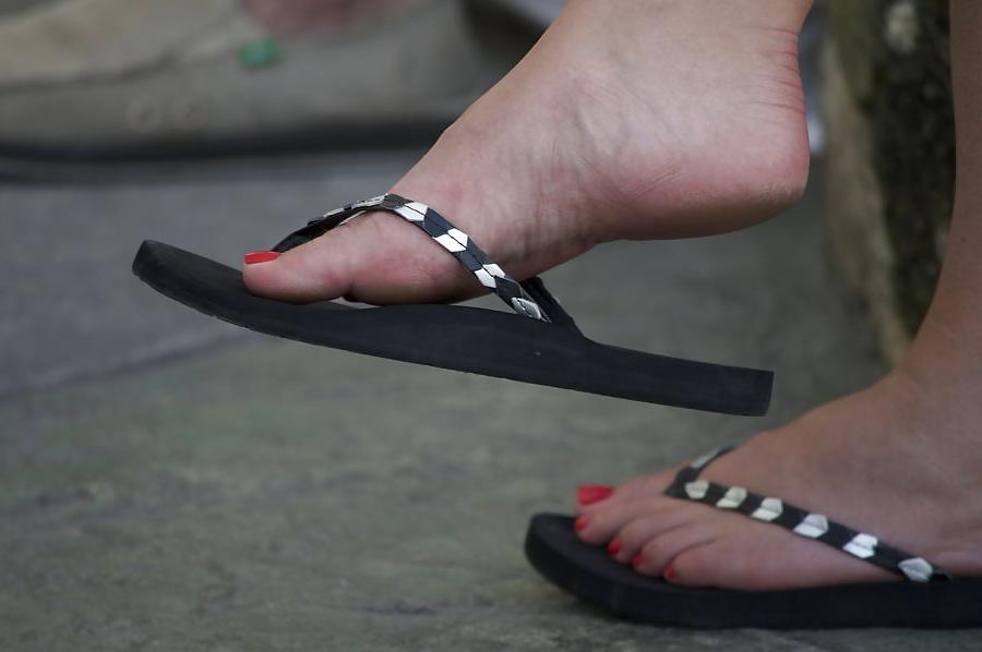 25P Mature Feet Show