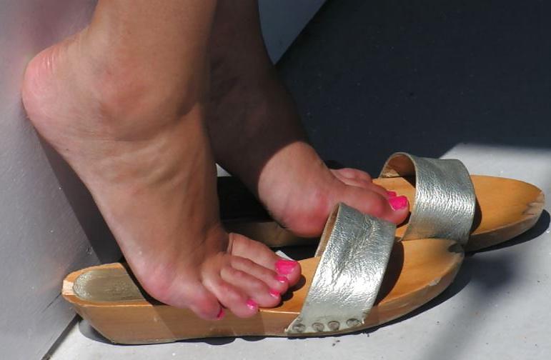 25P Mature Feet Show