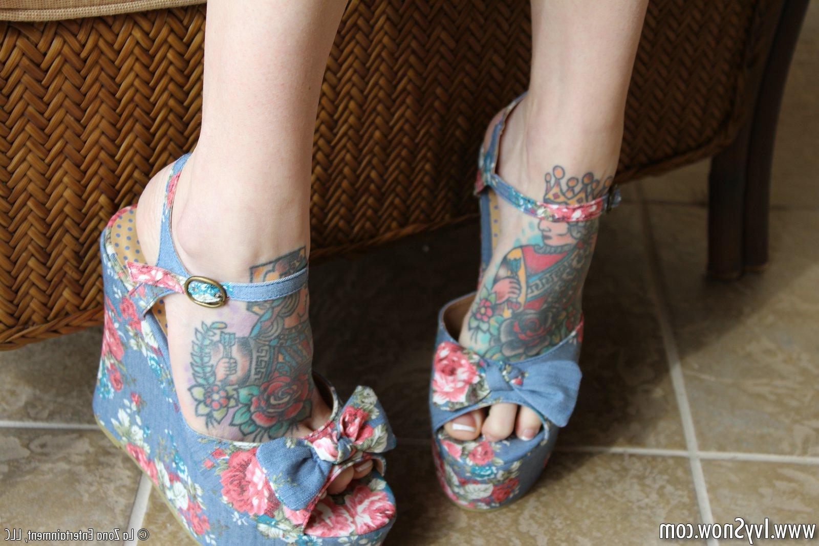 15P Ivy Snow plays with her sexy feet for those foot fetish lovers out there