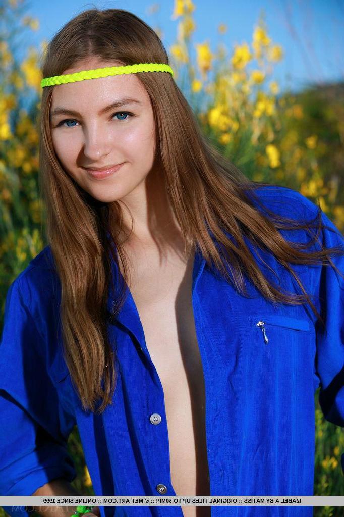 18P Beautiful girl Izabel A strips naked and spreads for you outside